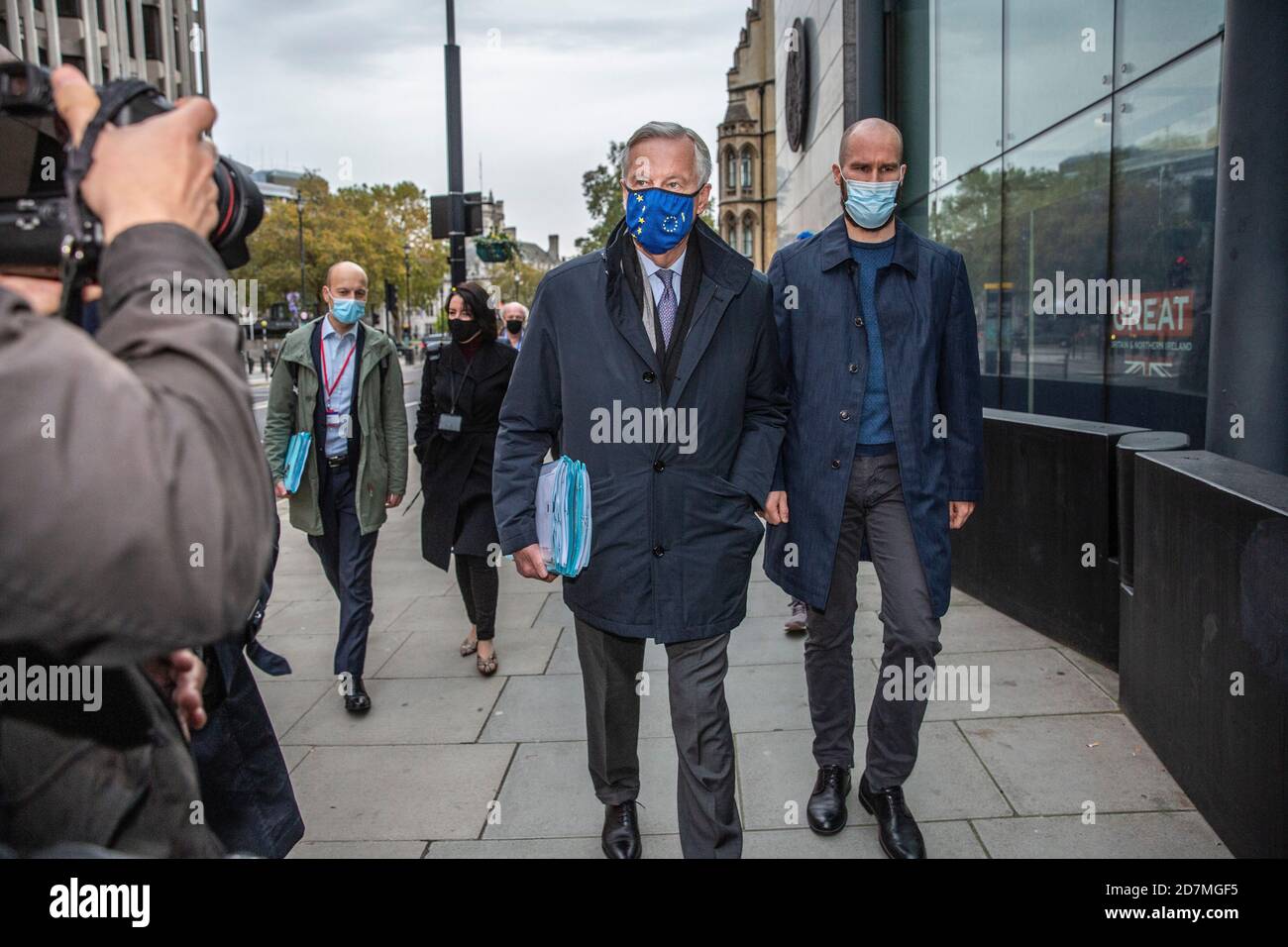 London, Großbritannien. Okt. 2020. Michel Barnier kommt zu Brexit-Gesprächen in Westminster an, Brexit die Handelsgespräche in London werden fortgesetzt, da der EU-Kommissar Michel Barnier heute im IVS Conference Centre, No.1 Victoria Street, eintrifft. Kredit: Clickpics/Alamy Live Nachrichten Stockfoto