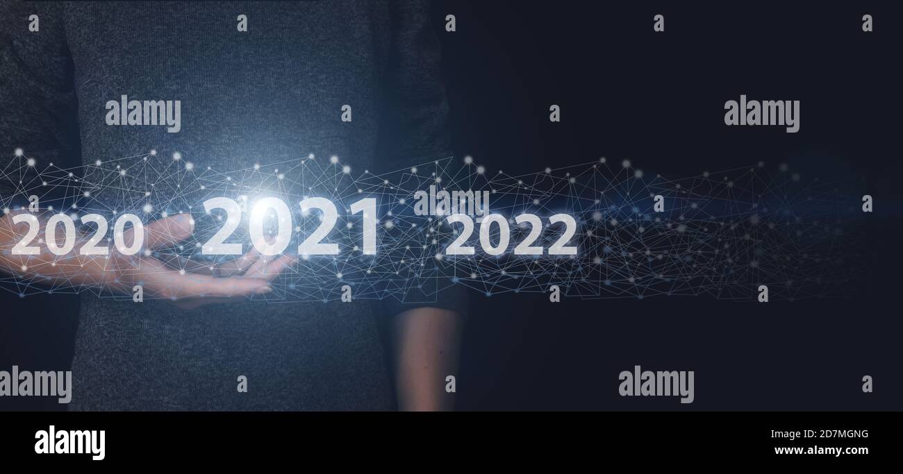 Konzept für das neue Jahr 2021. Digitaler Text mit der Hand halten 2021. Konzept von digitaler Verstörung, technologischem Fortschritt und Futurismus Stockfoto