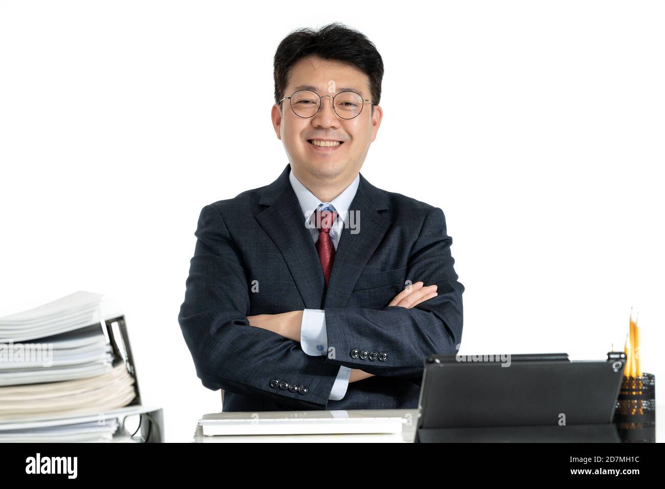 Dokumente oder Berichte mit asiatischen mittleren Alters männlichen Geschäftsmann gestapelt. Stockfoto