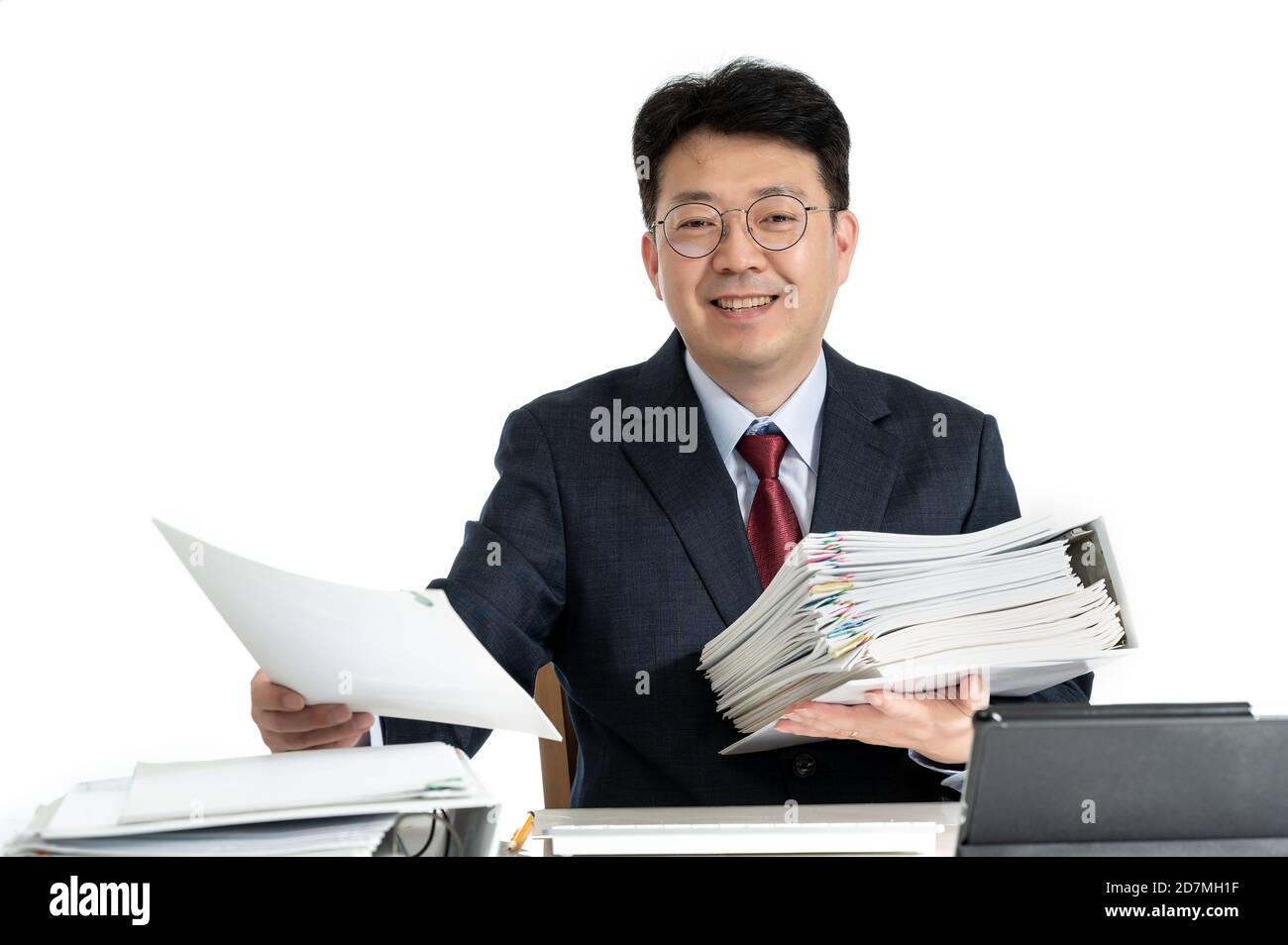 Dokumente oder Berichte mit asiatischen mittleren Alters männlichen Geschäftsmann gestapelt. Stockfoto
