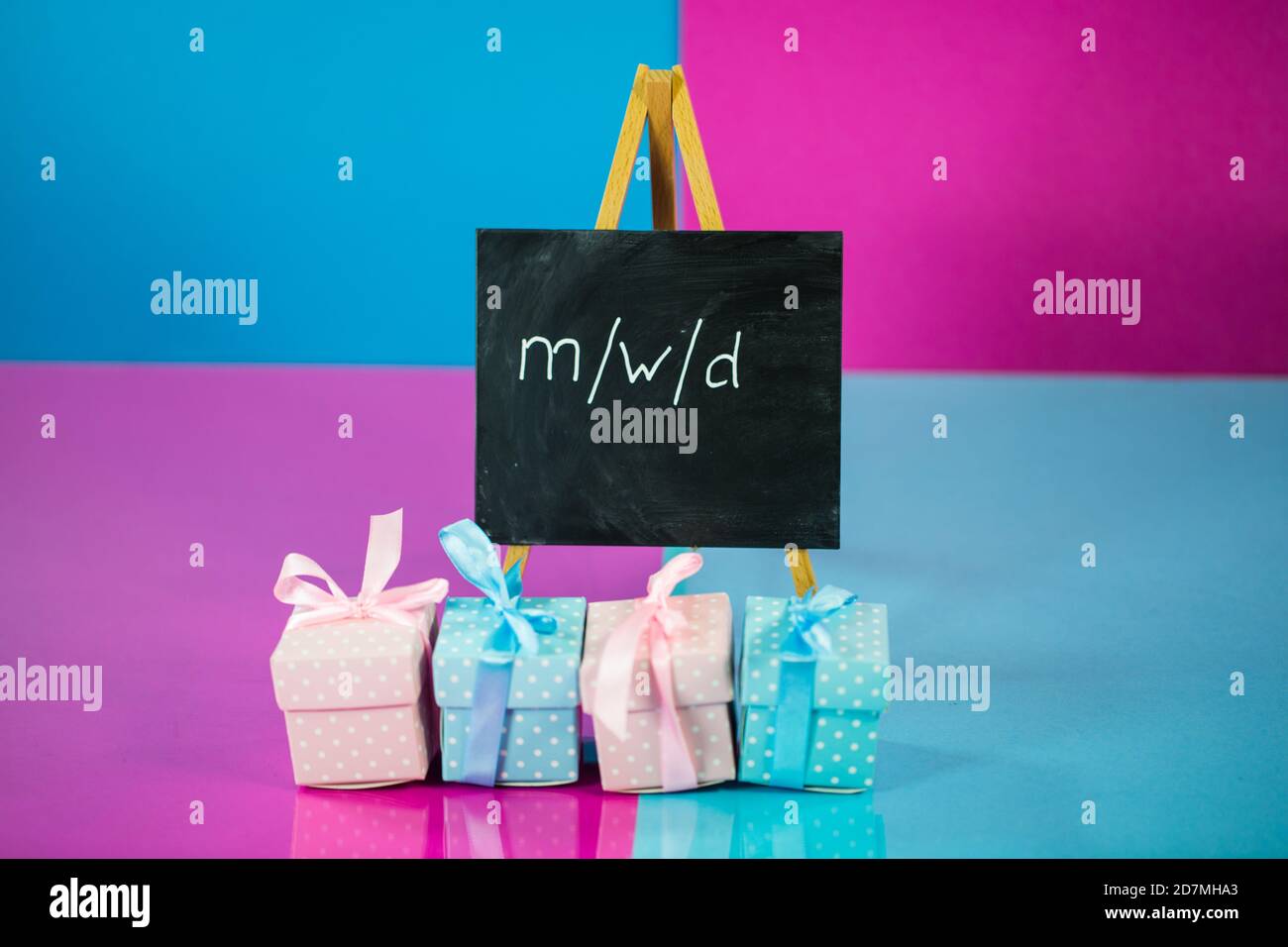 Geschenke in rosa und blau, männlich, weiblich, vielfältig Stockfoto