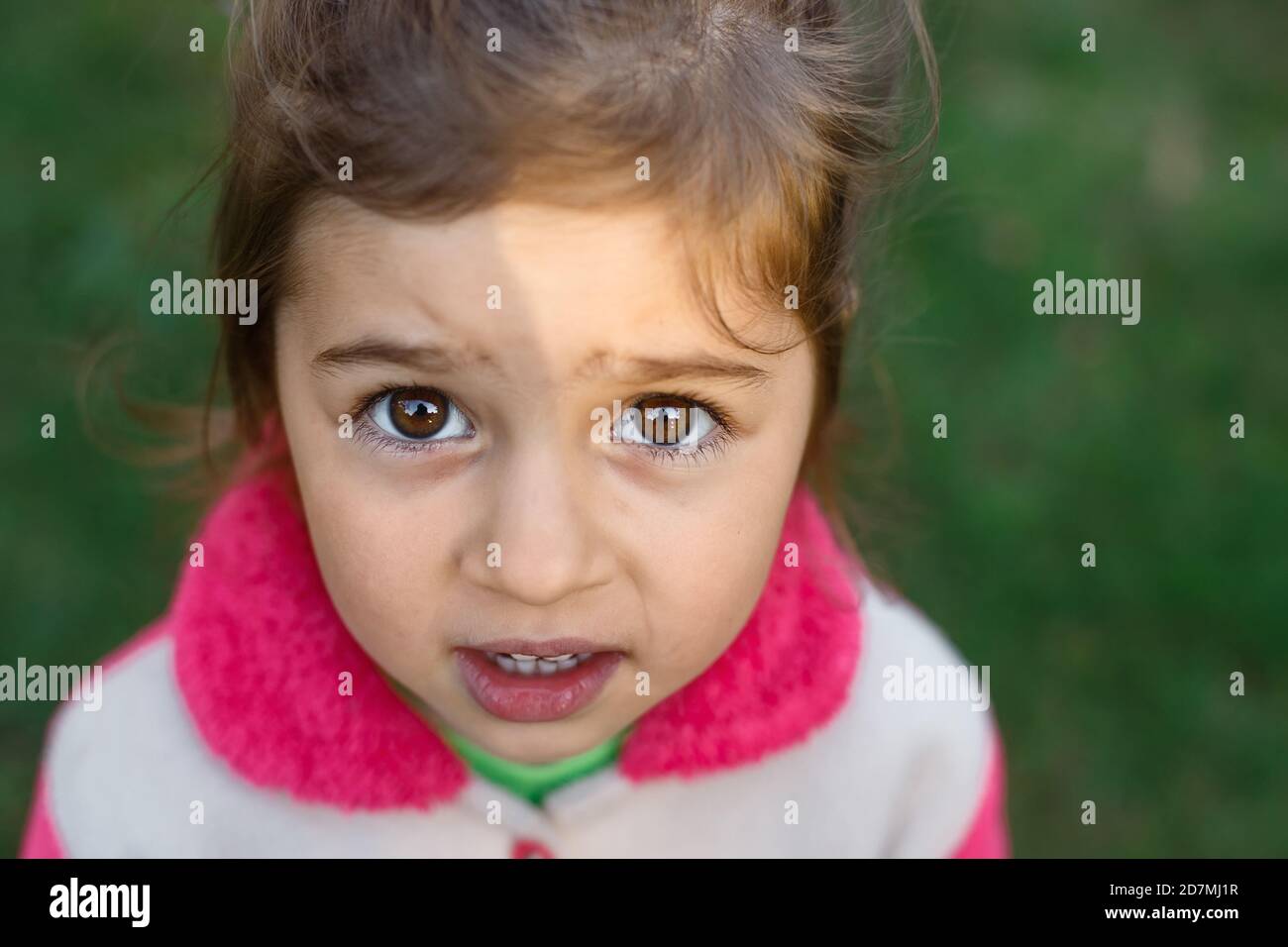 Portrait of Sad niedlichen kleinen Mädchen suchen traurig und ängstlich Stockfoto