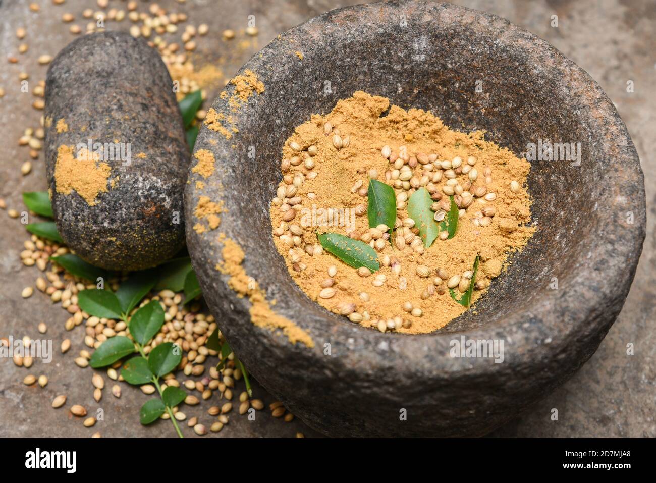 Kurkuma ein tieforange gelbes Pulver und Gewürze, Kerala Indien.verwendet für Aroma, Färbung und Aroma von Lebensmitteln in der indischen Küche. Kräuterantiseptikum Stockfoto