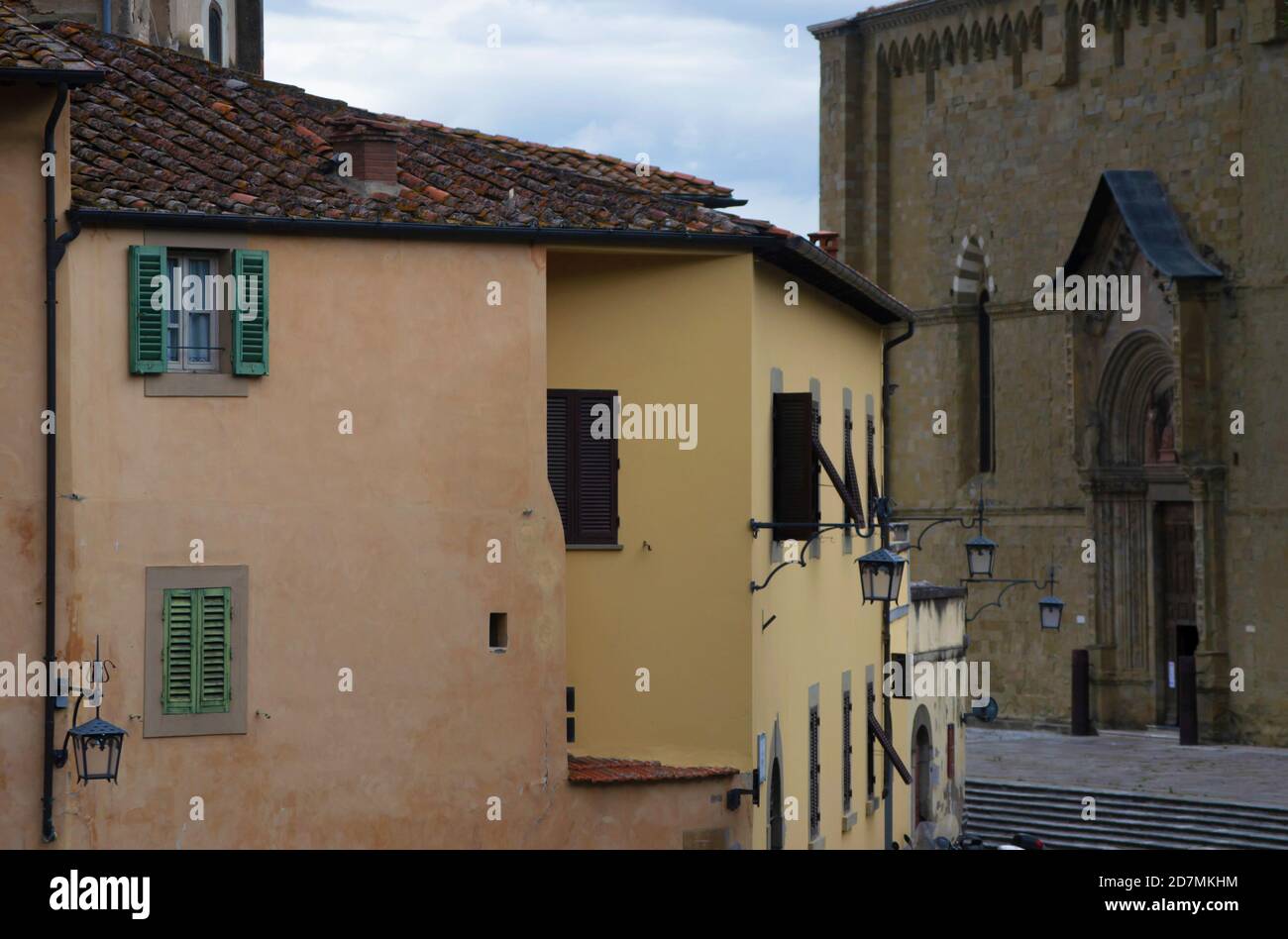 Typischer Blick auf das historische Zentrum von Arezzo in der Nähe des Duomo Stockfoto