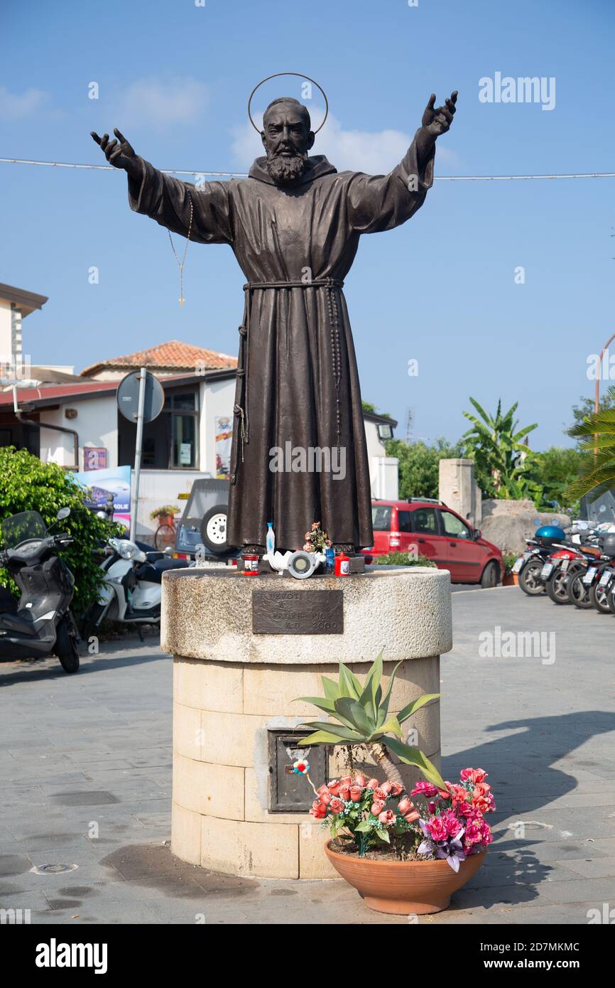 Denkmal von Padre Pio, heiliger in Kalabrien Stockfoto