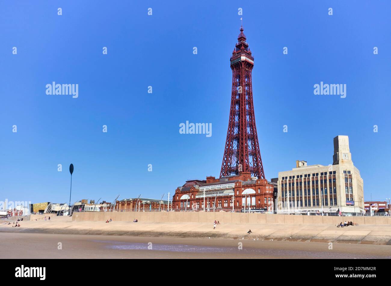 Blackpool Tower vom Strand aus gesehen Stockfoto