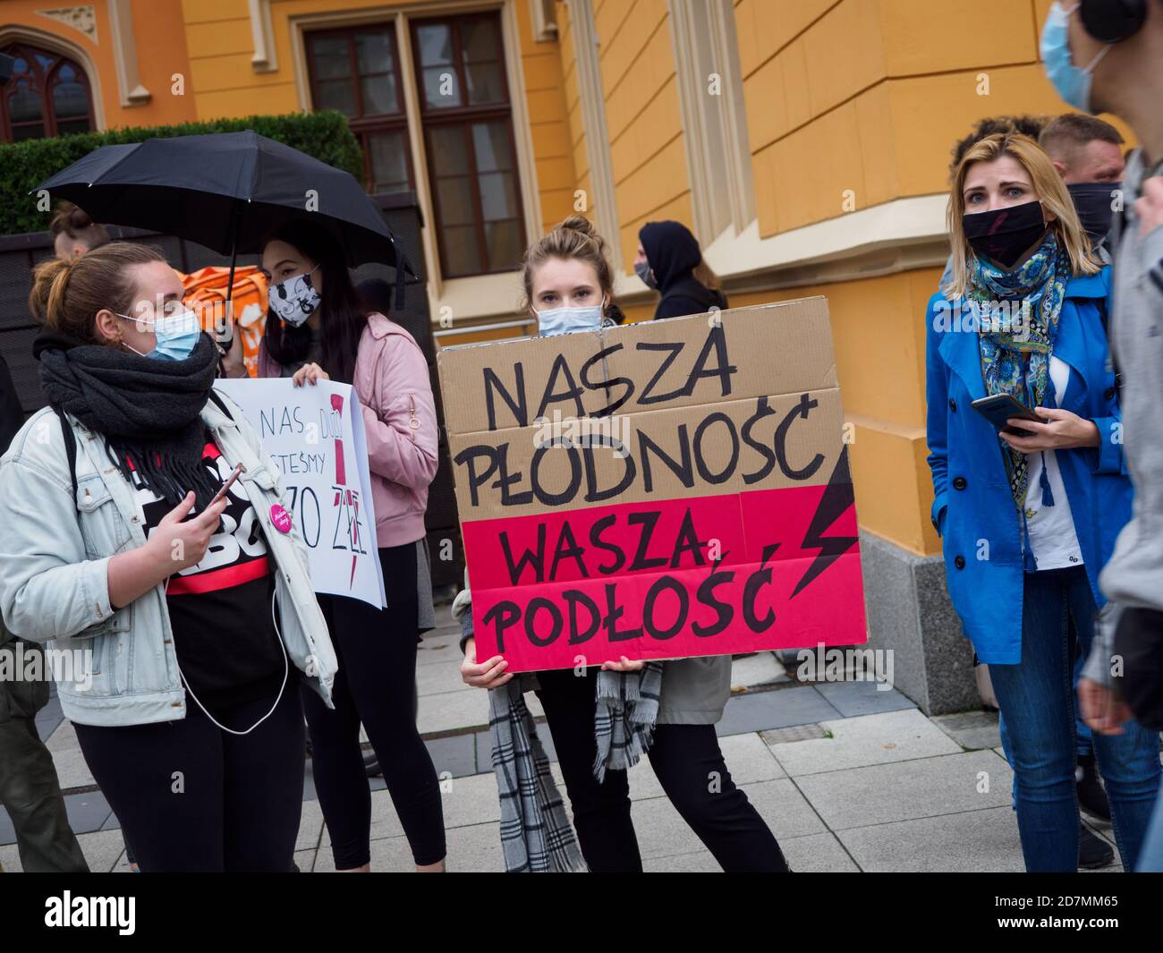 Breslau, Polen, 23. oktober 2020 - Protest von Frauen in der polnischen Stadt Breslau, weil Polens Obergericht ein Gesetz über das Verbot von Abtreibungen regiert. Stockfoto