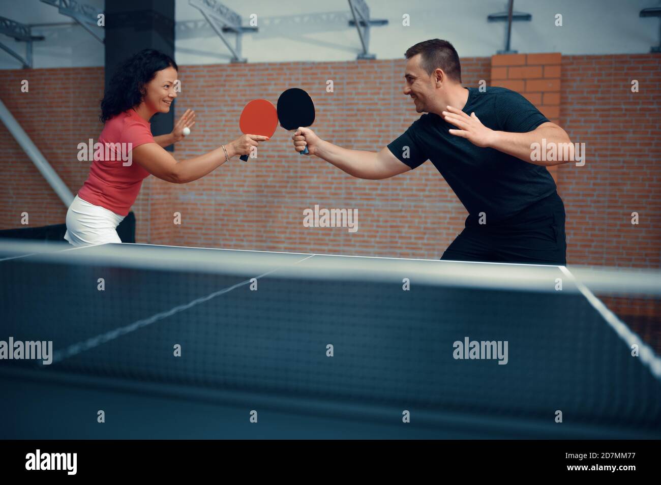 Mann und Frau spielen Tischtennis, Tischtennis-Spieler Stockfoto