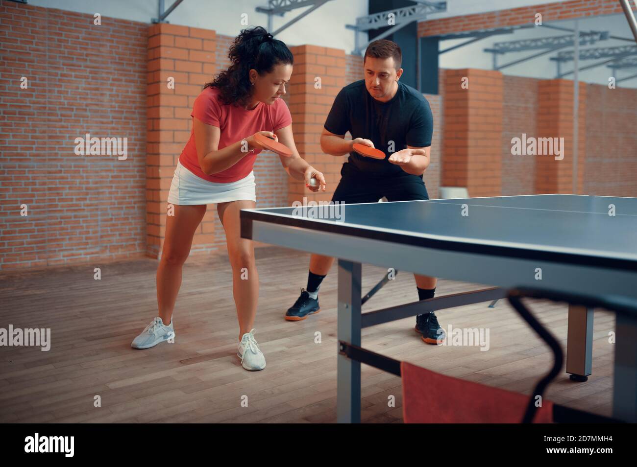 Mann und Frau auf Tischtennis-Training, Tischtennis Stockfoto