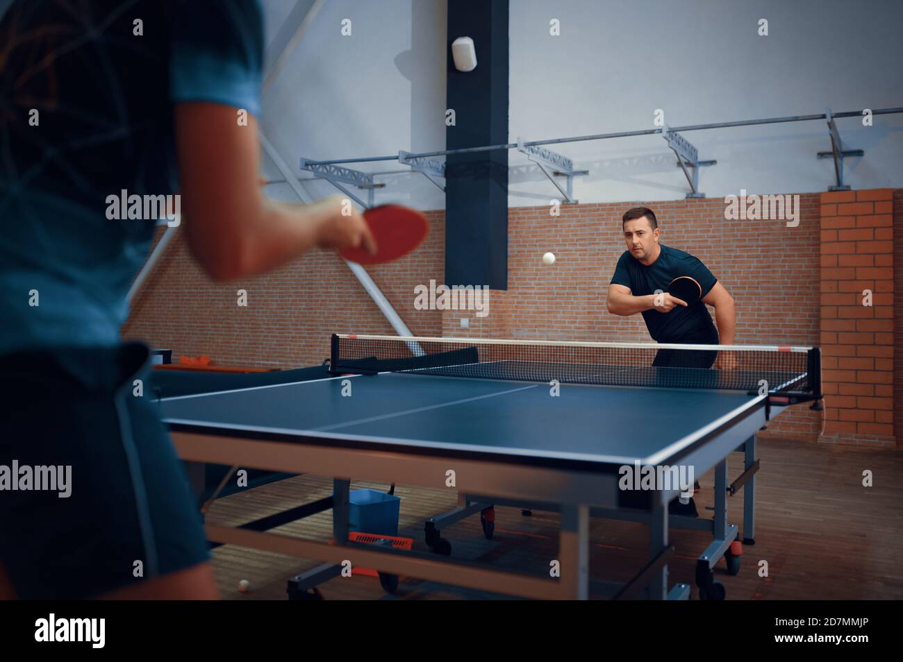 Zwei Männer spielen Tischtennis, Tischtennisspieler Stockfoto