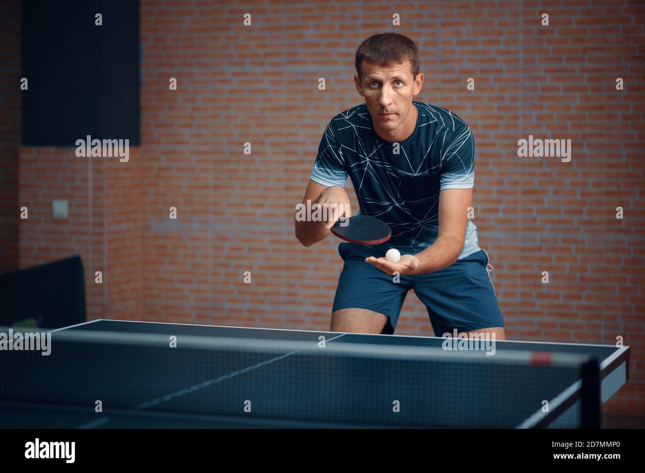 Mann spielt Tischtennis, männlicher Tischtennisspieler Stockfoto
