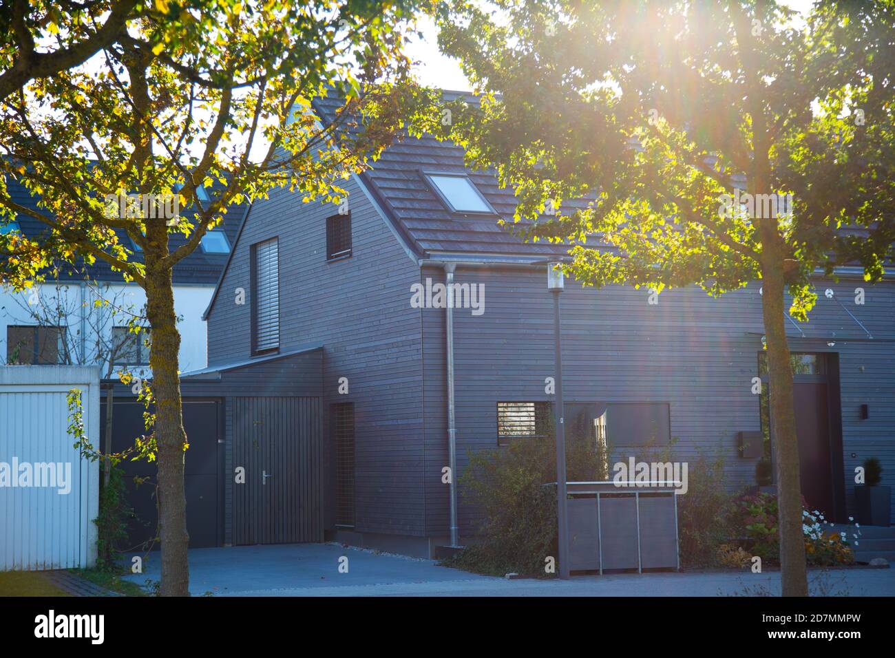 Modernes Holzhaus in Wohnsiedlung, Deutschland Stockfoto