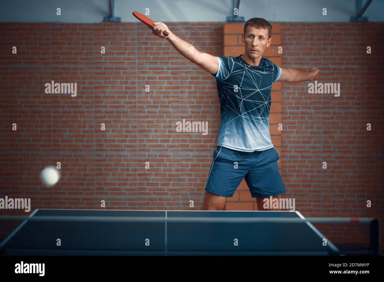 Mann trifft den Ball, Tischtennis, Tischtennis-Spieler Stockfoto
