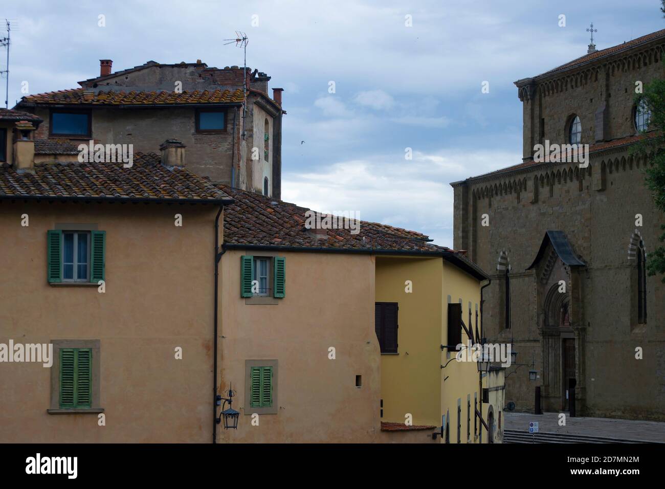 Typischer Blick auf das historische Zentrum von Arezzo in der Nähe des Duomo Stockfoto