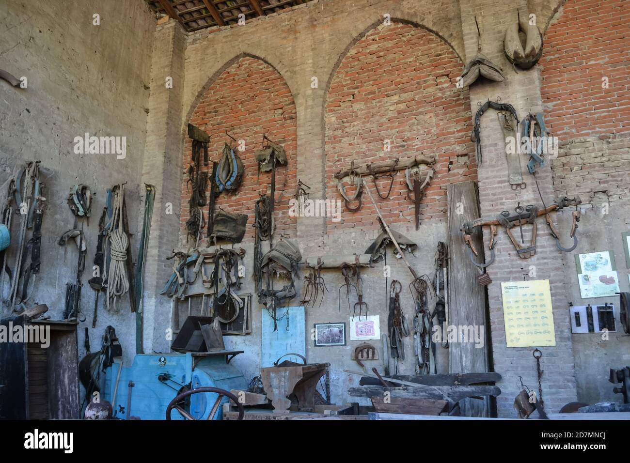 Landwirtschaftliche Museum mit alten Werkzeugen in der Landwirtschaft im letzten Jahrhundert verwendet.Park des Schlosses von Grazzano Visconti, Italien. Stockfoto