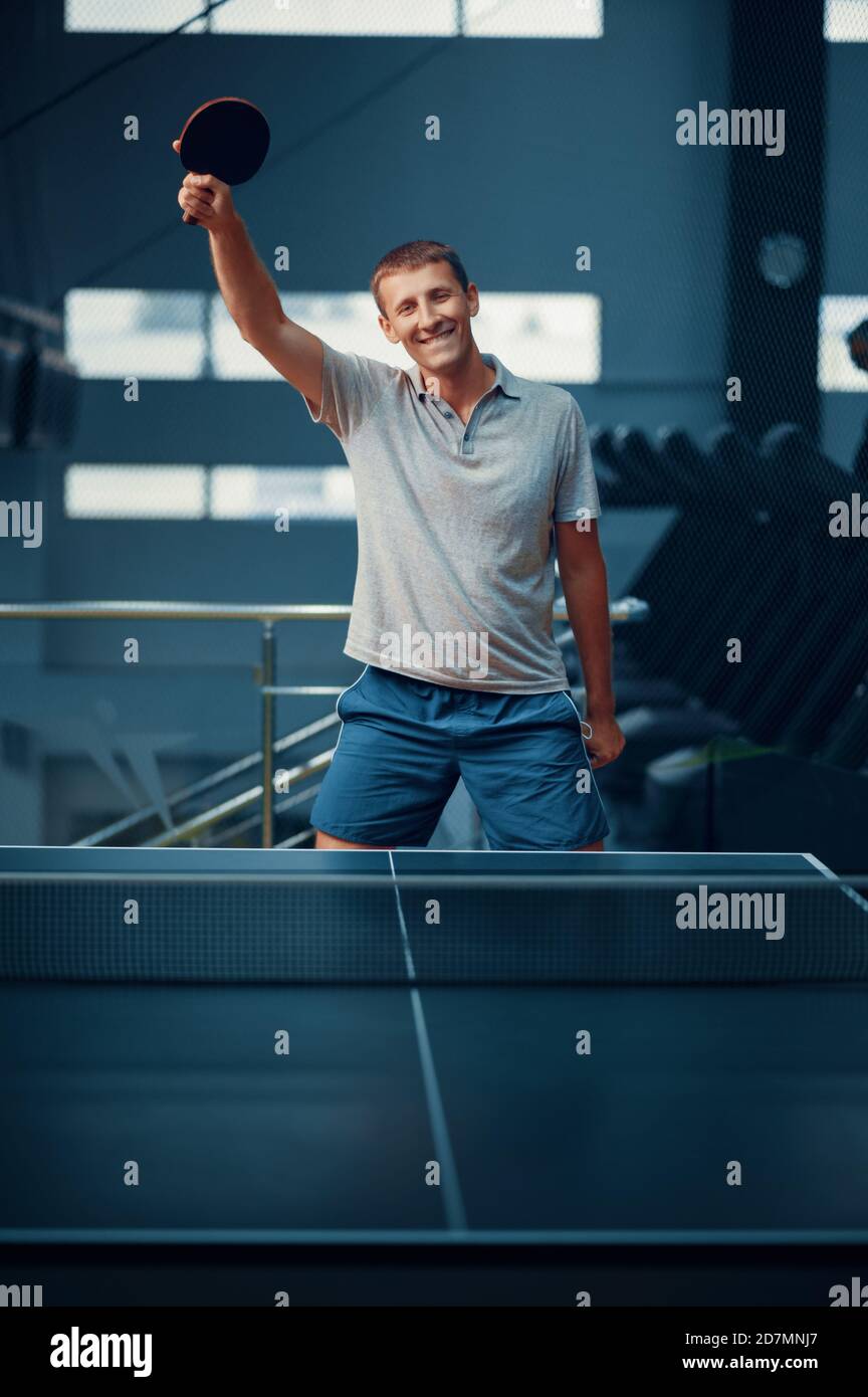 Mann gewinnt Tischtennis-Spiel, Tischtennis-Spieler Stockfoto