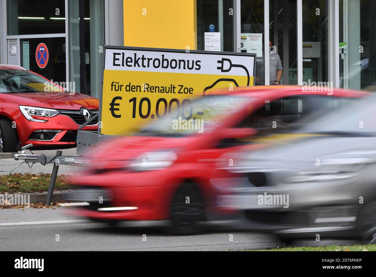 München, Deutschland. Oktober 2020. Thema Bild elektrische Bonus für die Umstellung auf Elektroautos. Hinweisschild, Tafel ist auf einem Anhänger auf einer belebten Straße in München Trudering vor einem Renault Autohaus. Elektrischer Bonus für den Renaulz Zoe 10,000 Euro, zehntausend, Auto, Autos, Autos, E-Autos, Finanzierung, Subventionen, Nutzung weltweit Credit: dpa/Alamy Live News Stockfoto