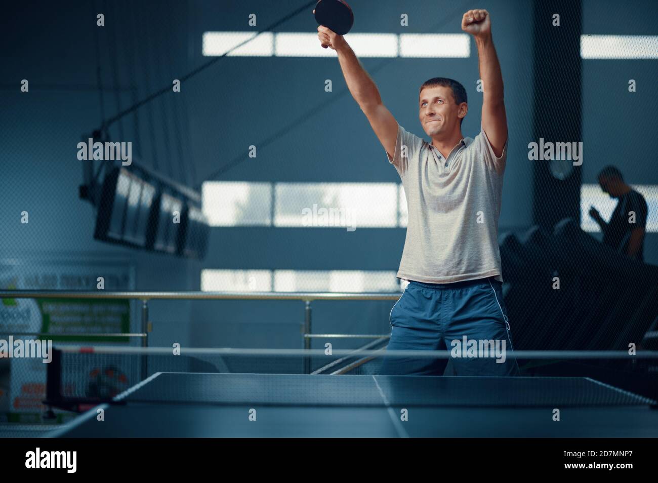 Mann gewinnt Tischtennis-Spiel, Tischtennis-Spieler Stockfoto