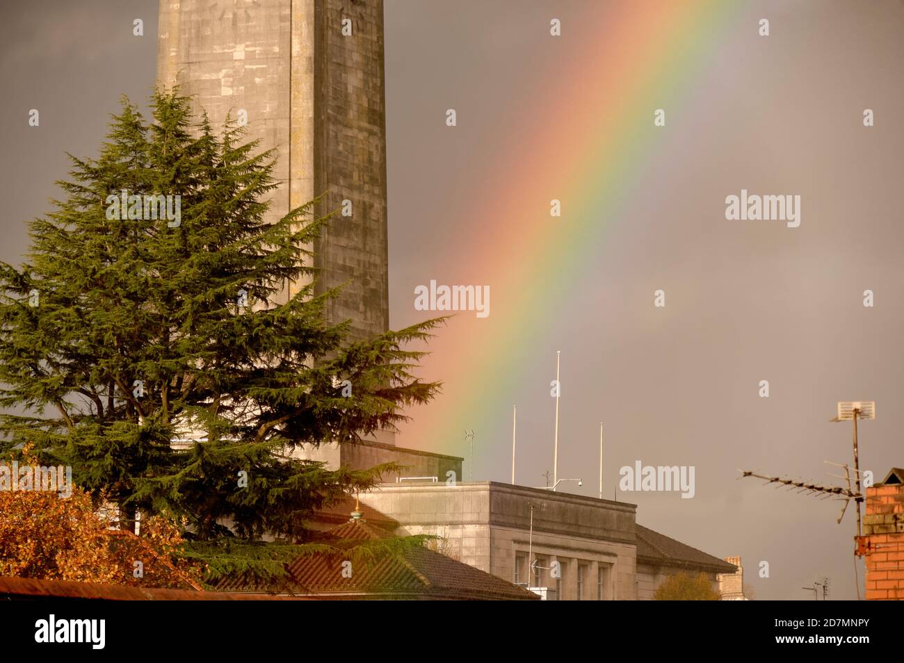 Newport Civic Center mit seinem Wahrzeichen Uhrenturm offenbar am Ende eines Regenbogens. Die Heimat von Newport City Council. Stockfoto