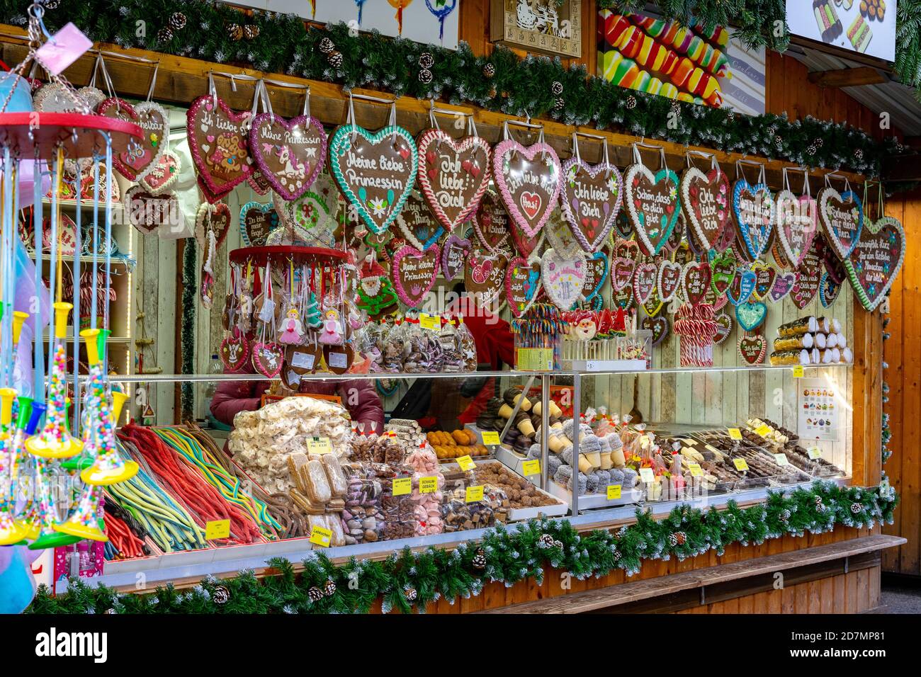 Wien, Österreich - 11.23.2019 : Weihnachtsessen Süßigkeiten Kiosk stehen auf einem Wintermarkt mit bunten Lebkuchen Herzen Stockfoto