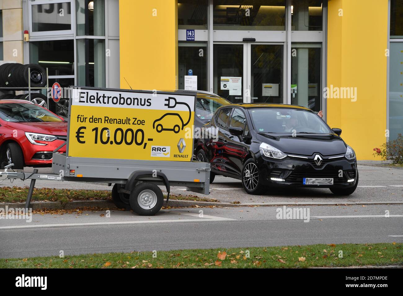 München, Deutschland. Oktober 2020. Thema Bild elektrische Bonus für die Umstellung auf Elektroautos. Hinweisschild, Tafel ist auf einem Anhänger auf einer belebten Straße in München Trudering vor einem Renault Autohaus. Elektrischer Bonus für den Renaulz Zoe 10000 Euro, zehntausend, Auto, Autos, Autos, E-Auto, Förderung, Subvention, Nutzung weltweit Credit: dpa/Alamy Live News Stockfoto