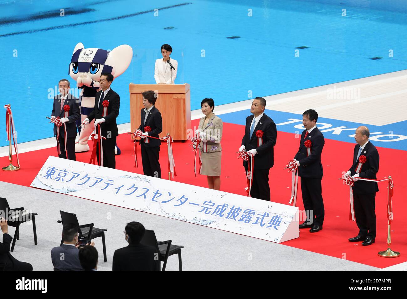 Tokio, Japan. Okt. 2020. Gäste schneiden das Band während der großen Eröffnungszeremonie des Tokyo Aquatics Center in Tokyo, Japan, am 24. Oktober 2020. Das Tokyo Aquatics Center wird für die Olympischen und Paralympischen Schwimmspiele in Tokio genutzt. Die Zeremonie, die im März dieses Jahres stattfinden sollte, wurde aufgrund des COVID-19 verschoben. Quelle: Du Xiaoyi/Xinhua/Alamy Live News Stockfoto