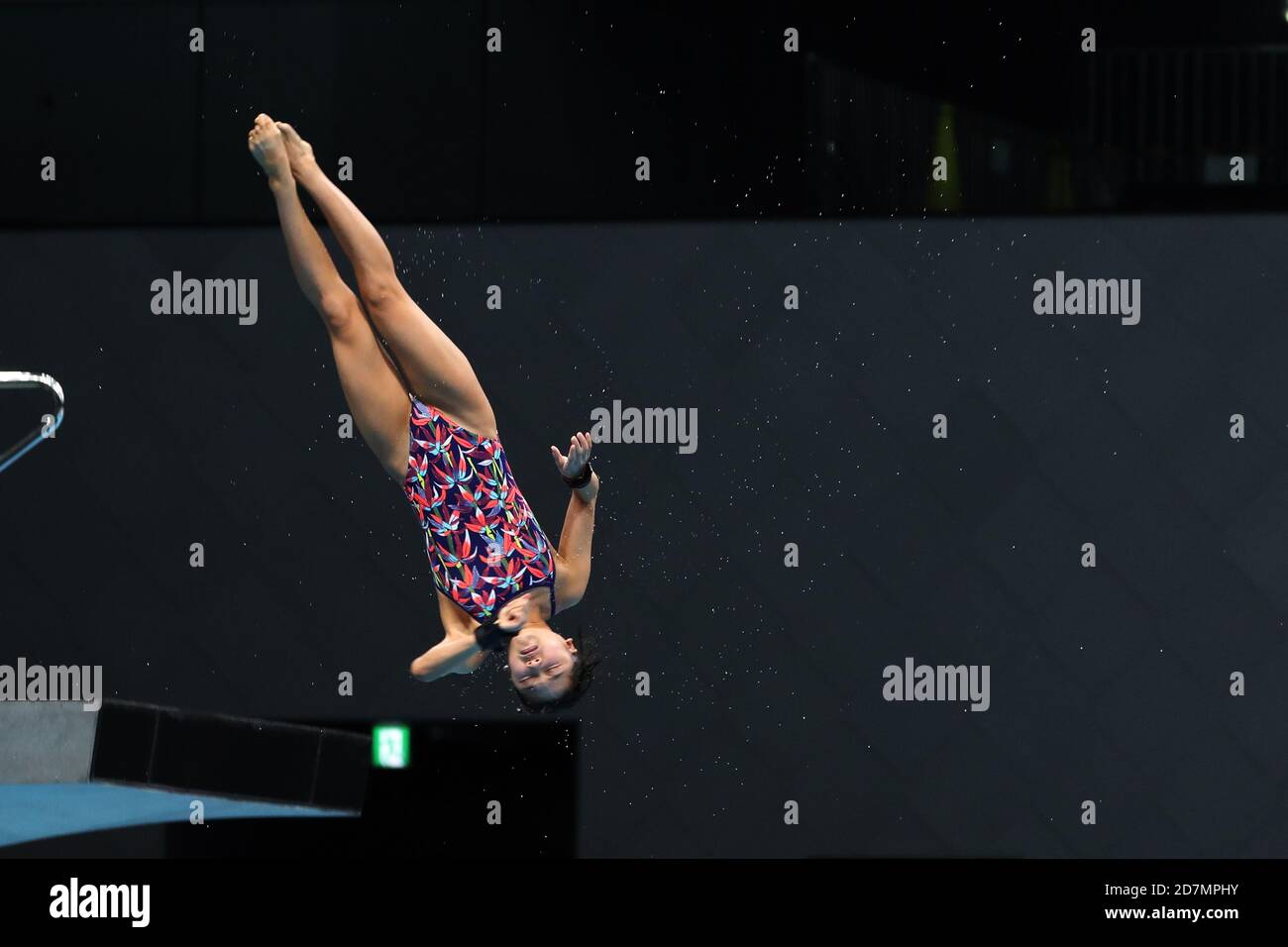 Tokio, Japan. Okt. 2020. Der japanische Tauchsportler Mai Yasuda gibt eine Demonstration während der großen Eröffnungszeremonie des Tokyo Aquatics Center in Tokio, Japan, 24. Oktober 2020. Das Tokyo Aquatics Center wird für die Olympischen und Paralympischen Schwimmspiele in Tokio genutzt. Die Zeremonie, die im März dieses Jahres stattfinden sollte, wurde aufgrund des COVID-19 verschoben. Quelle: Du Xiaoyi/Xinhua/Alamy Live News Stockfoto