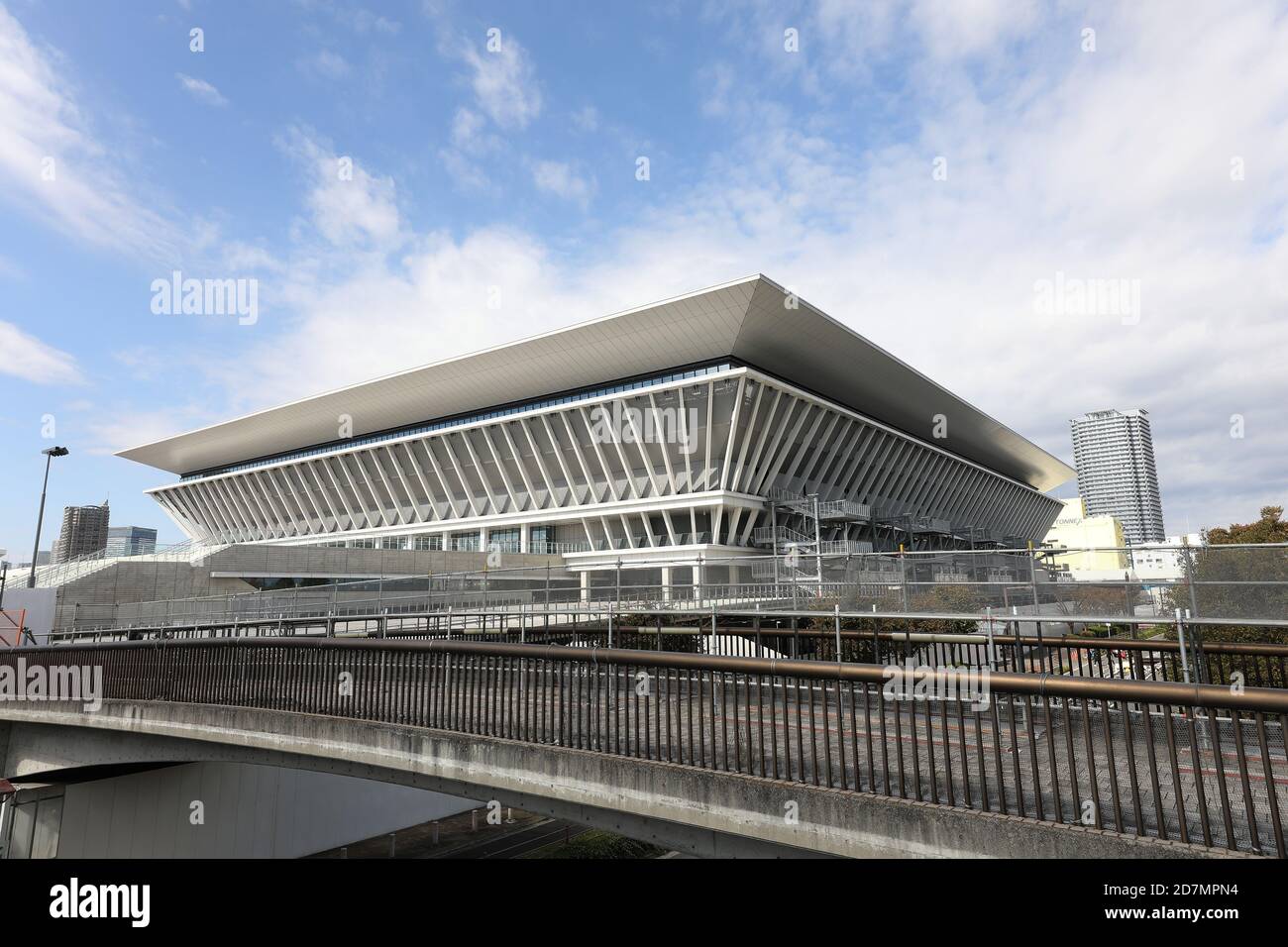Tokio. Okt. 2020. Das Foto vom 24. Oktober 2020 zeigt eine Außenansicht des Tokyo Aquatics Center in Tokio, Japan. Das Tokyo Aquatics Center wird für die Olympischen und Paralympischen Schwimmspiele in Tokio genutzt. Die Zeremonie, die im März dieses Jahres stattfinden sollte, wurde aufgrund des COVID-19 verschoben. Quelle: Du Xiaoyi/Xinhua/Alamy Live News Stockfoto