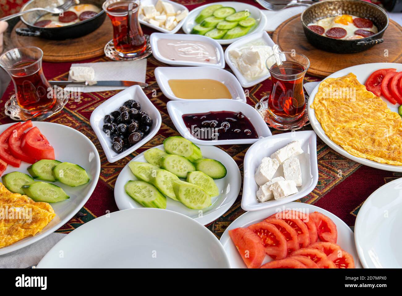 Traditionelles natürliches türkisches Frühstück mit vielen Arten von Speisen und Snacks, Tisch mit türkischem Essen Stockfoto