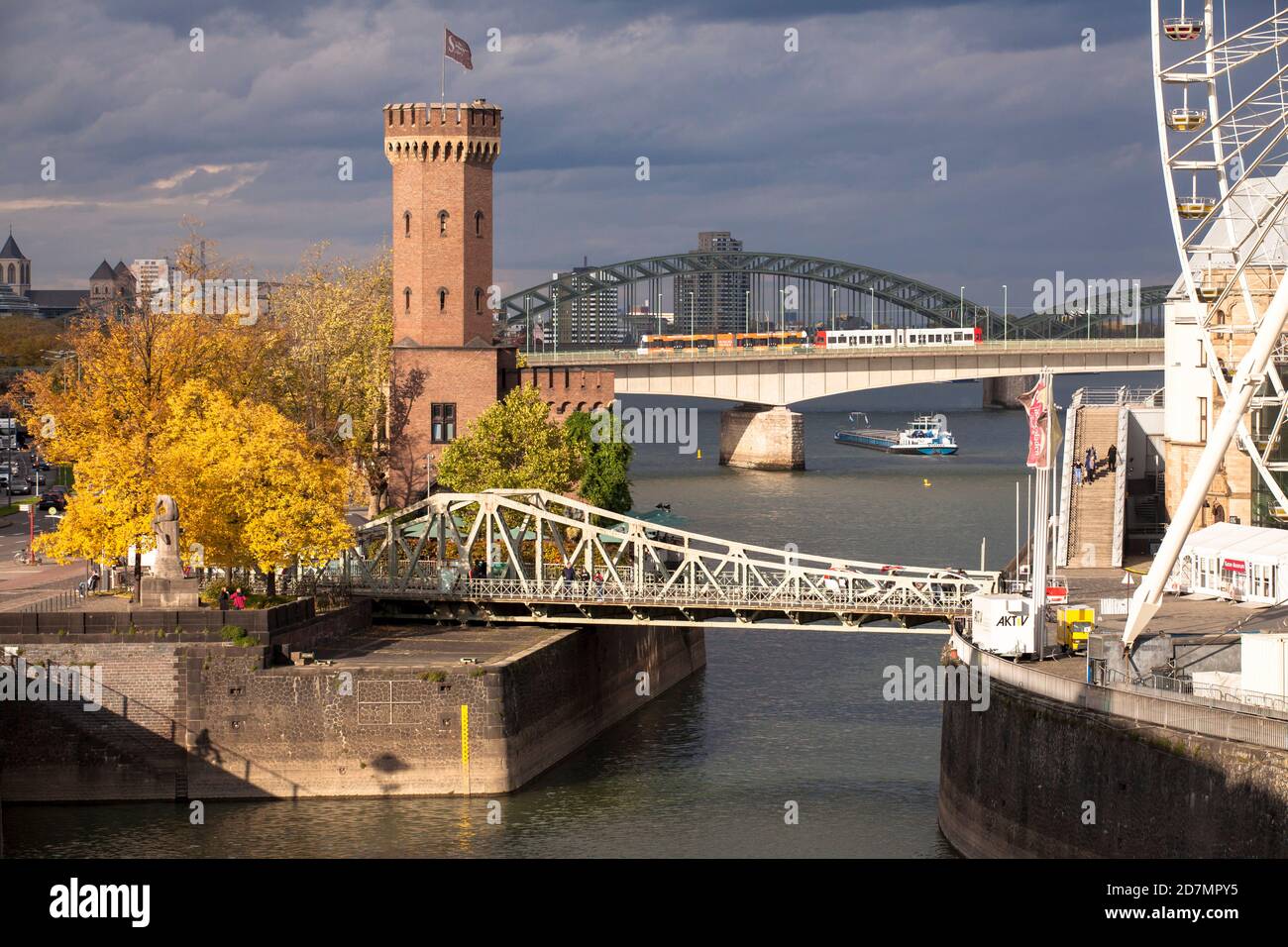 Malakoffturm und Schaukelbrücke am Rheinauer Hafen, Deutzerbrücke, Hohenzollernbrücke, Köln, Deutschland. Malakoffturm und Drehbrücke am Rheinauha Stockfoto