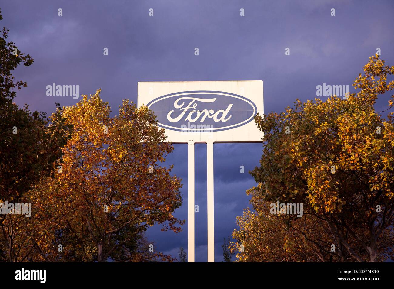 Großes werbeschild an der Furt Automobilwerk im Stadtteil Niehl, Köln, Deutschland großes Werbeschild an den Ford-Werken in Niehl, Stockfoto
