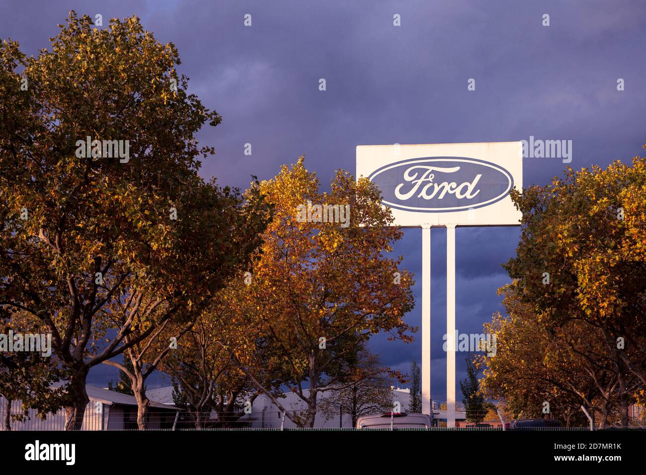 Großes werbeschild an der Furt Automobilwerk im Stadtteil Niehl, Köln, Deutschland großes Werbeschild an den Ford-Werken in Niehl, Stockfoto