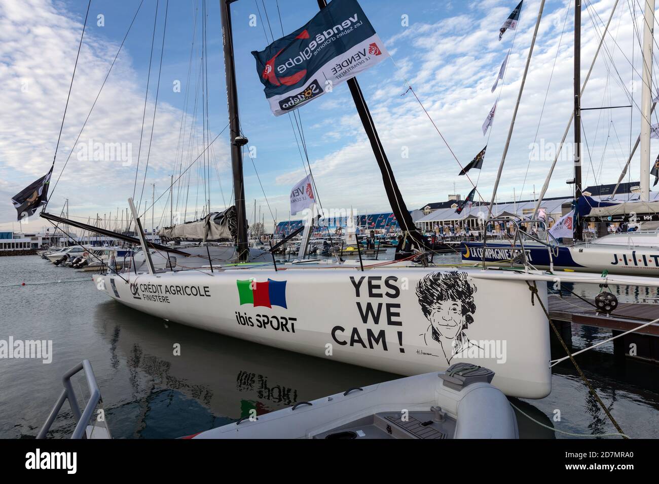LES SABLES D'OLONNE, FRANKREICH - 19. OKTOBER 2020: Jean Le Cam Boot (Yes We Cam) auf dem Vendee Globe 2020 Ponton am 19,2020. Oktober. Stockfoto