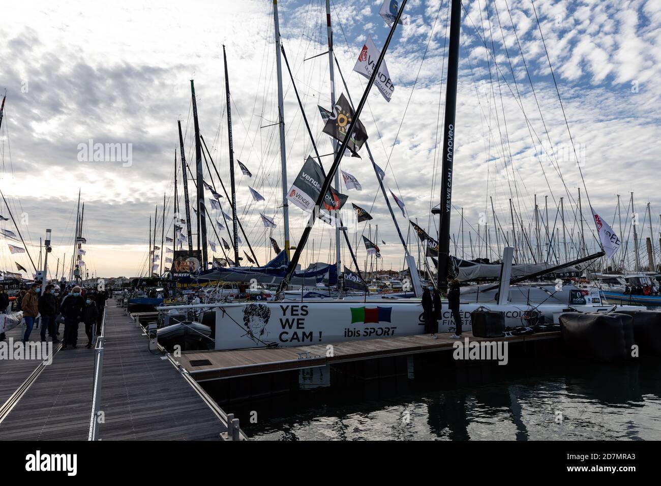 LES SABLES D'OLONNE, FRANKREICH - 19. OKTOBER 2020: Jean Le Cam Boot (Yes We Cam) auf dem Vendee Globe 2020 Ponton am 19,2020. Oktober. Stockfoto