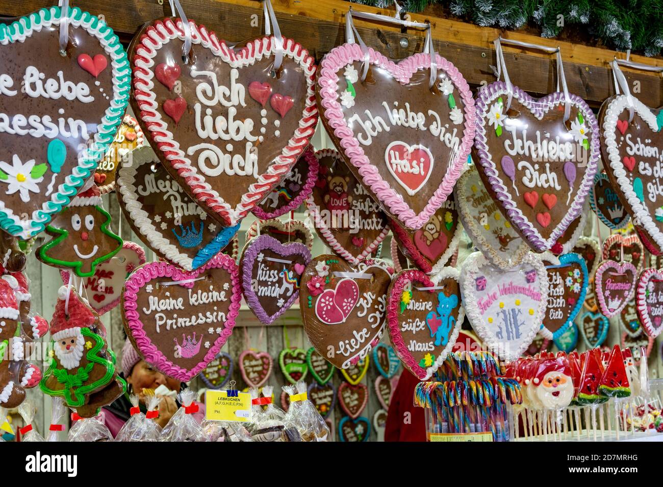 Wien, Österreich - 11.23.2019 : Weihnachtsessen Süßigkeiten Kiosk stehen auf einem Wintermarkt mit bunten Lebkuchen Herzen Stockfoto
