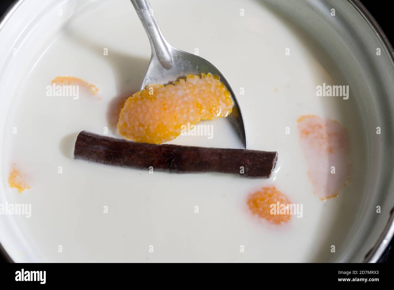 French Toast, Brot in Milch getaucht und mit Ei zerschlagen, ein traditionelles Osterdessert in Spanien Stockfoto