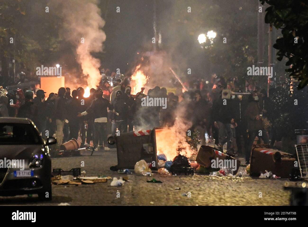 Neapel, Italien. Oktober 2020. Protesers sind neben Abfalleimer in Brand während eines Protests gegen die Ausgangssperre vom Gouverneur der Region Kampanien Vincenzo De Luca verhängt, um die Ausbreitung des Covid-19-Virus einzudämmen. Covid-19 Krankheit zweite Welle treffen Kampanien Region mit Tausenden neuen Infektionen täglich. Kredit: Unabhängige Fotoagentur/Alamy Live Nachrichten Stockfoto
