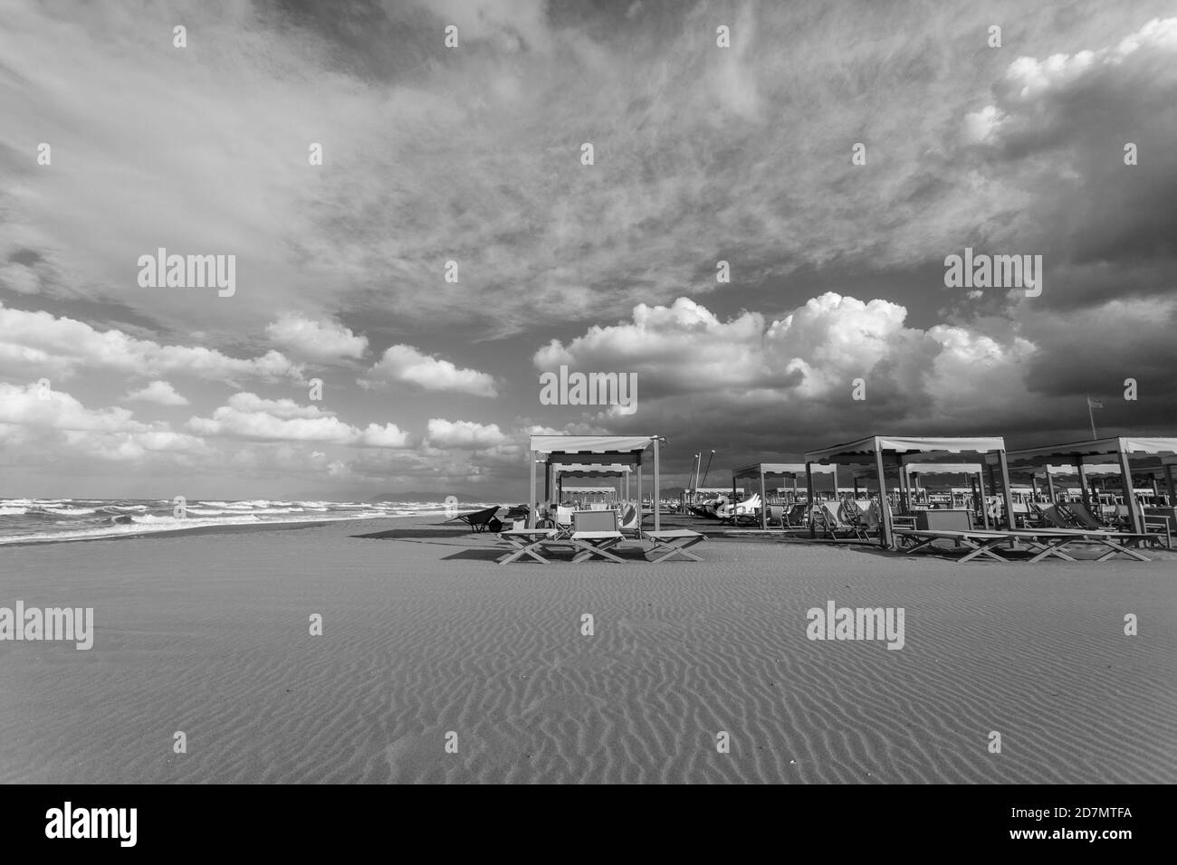 Blick auf den exklusiven und luxuriösen Strand von Forte dei Marmi Stockfoto