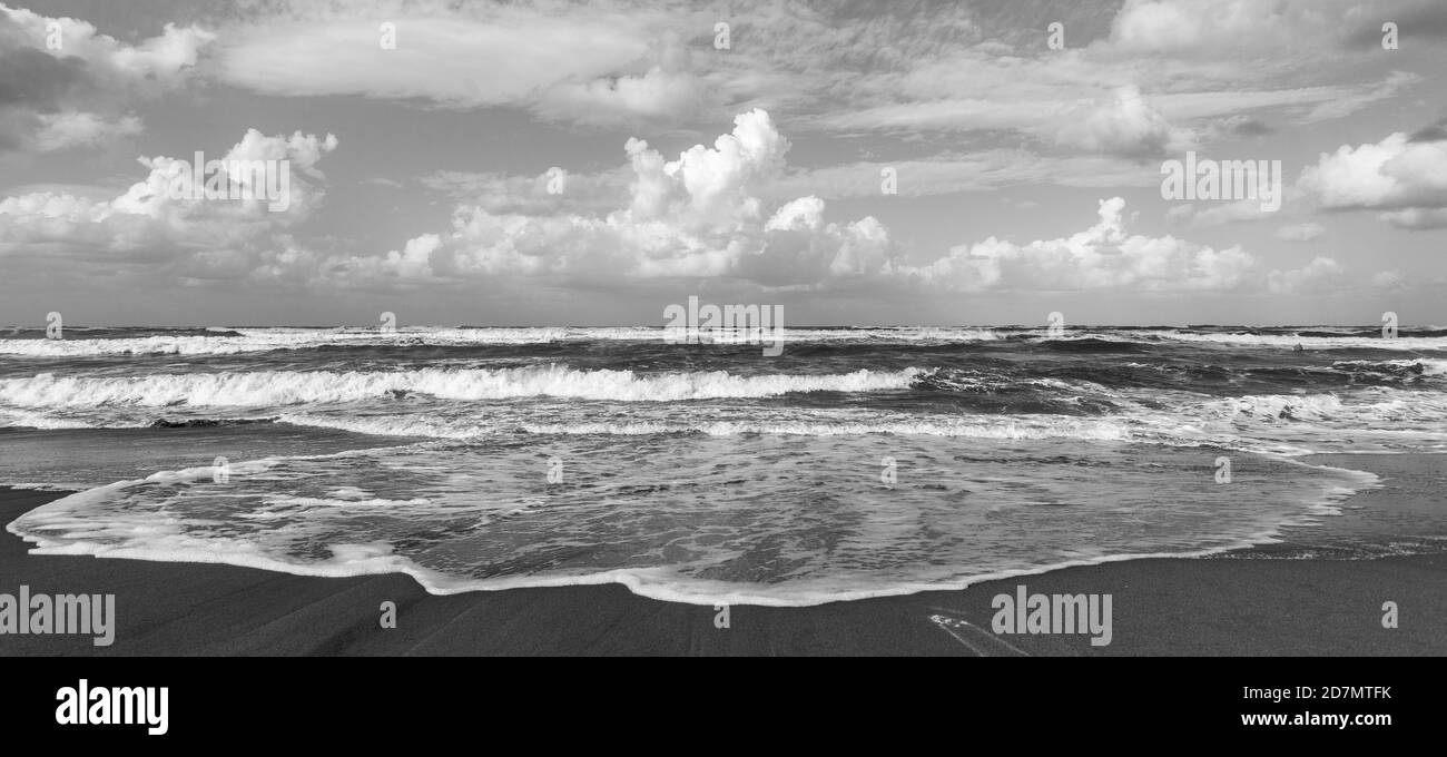 Blick auf den exklusiven und luxuriösen Strand von Forte dei Marmi Stockfoto