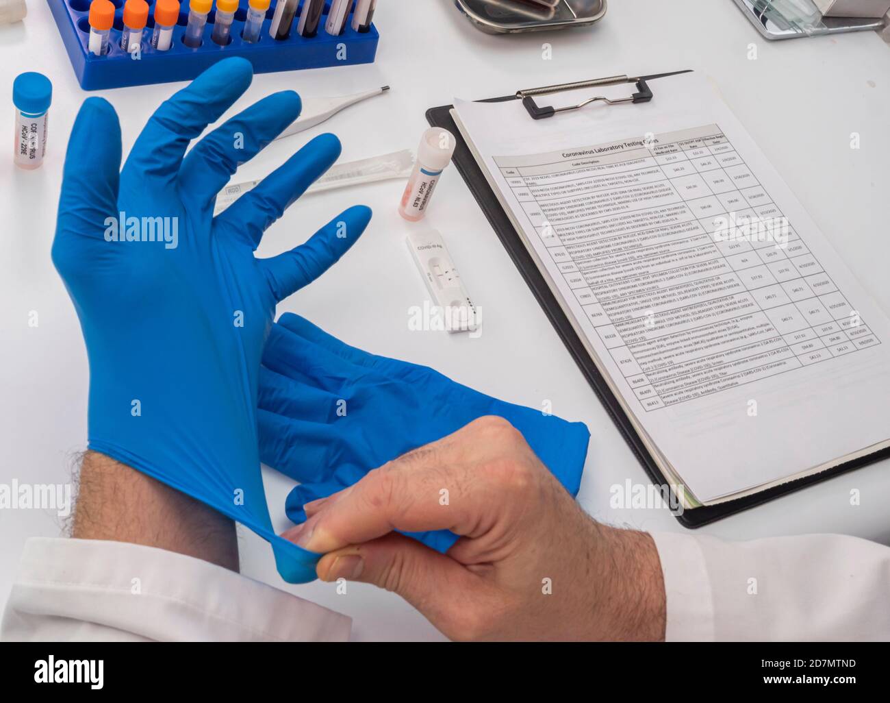 Krankenschwester, die Latexhandschuh zur Analyse positiver covid-19-Testergebnisse infizierter Personen platziert, konzeptuelles Bild Stockfoto