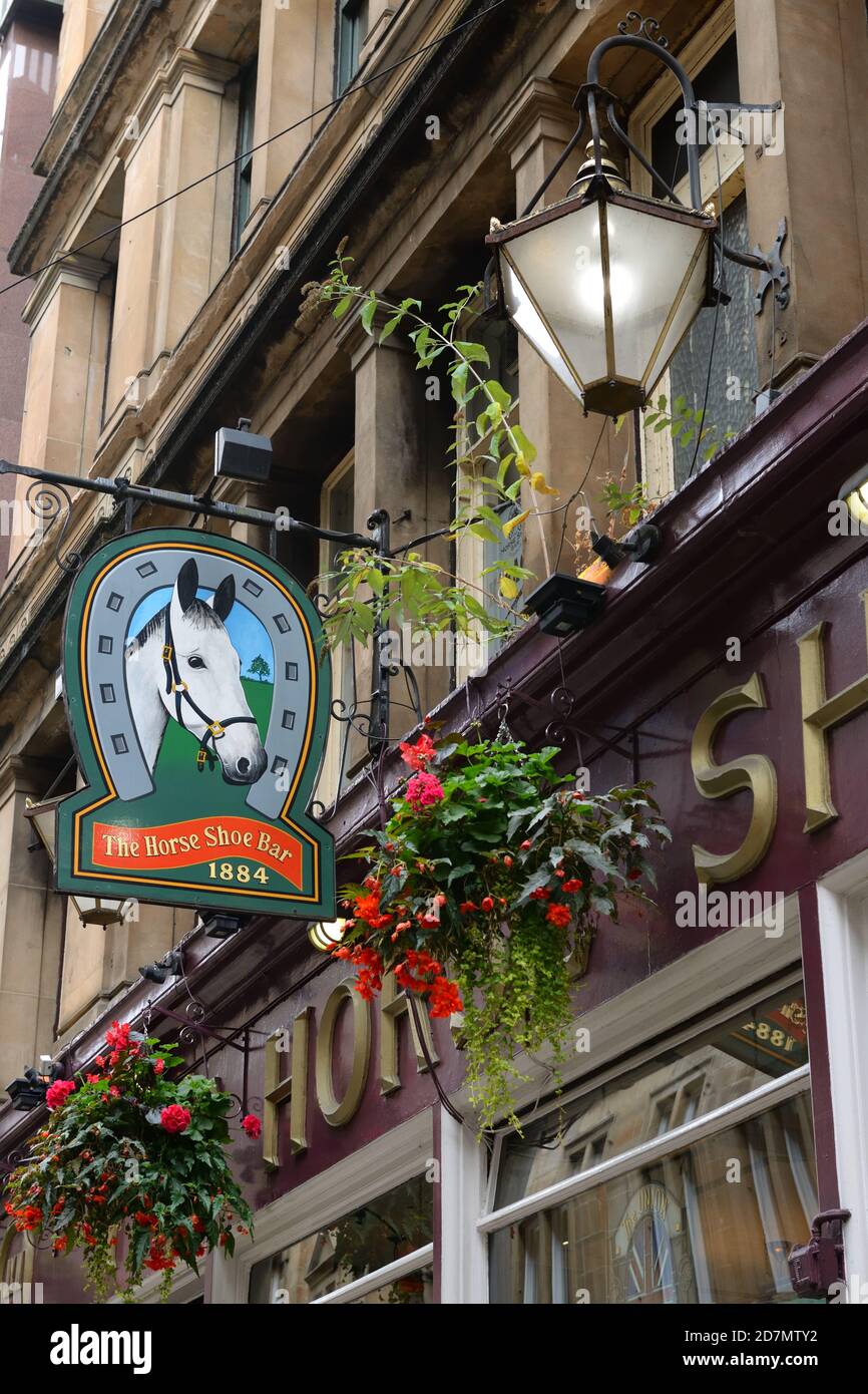 Beschilderung über dem Eingang zur berühmten Horseshoe Bar im Stadtzentrum von Glasgow, Schottland, Großbritannien Stockfoto