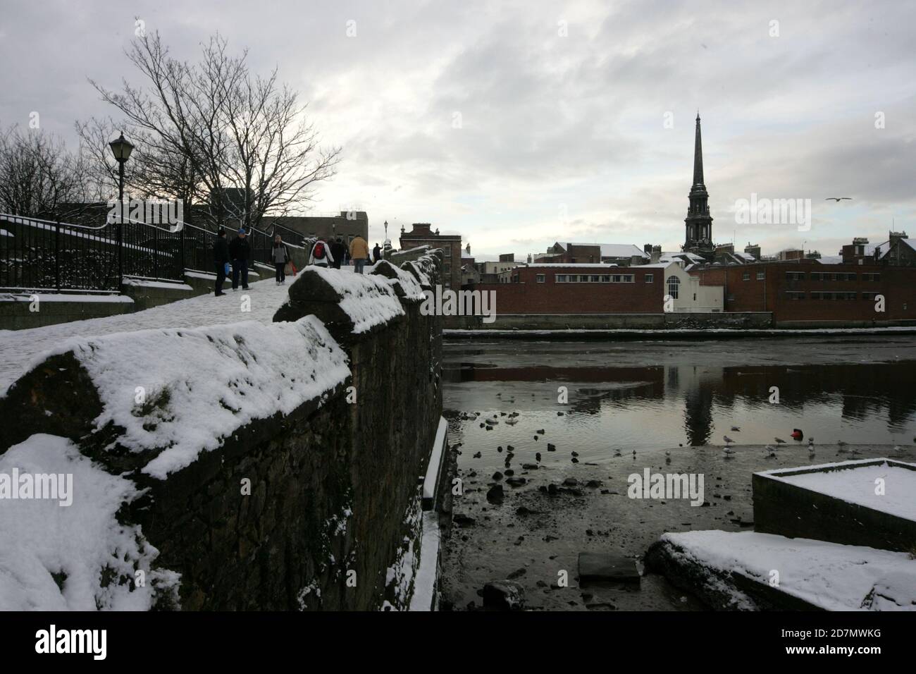 Ayr, Ayrshire, Schottland, Großbritannien. Winter 2010, die Grafschaft Stadt Ayrshire an der Westküste von Schottland genießt in der Regel milden Winter, so ist es ungewöhnlich, Schnee fallen zu sehen und der Fluss Ayr teilweise gefrieren Stockfoto