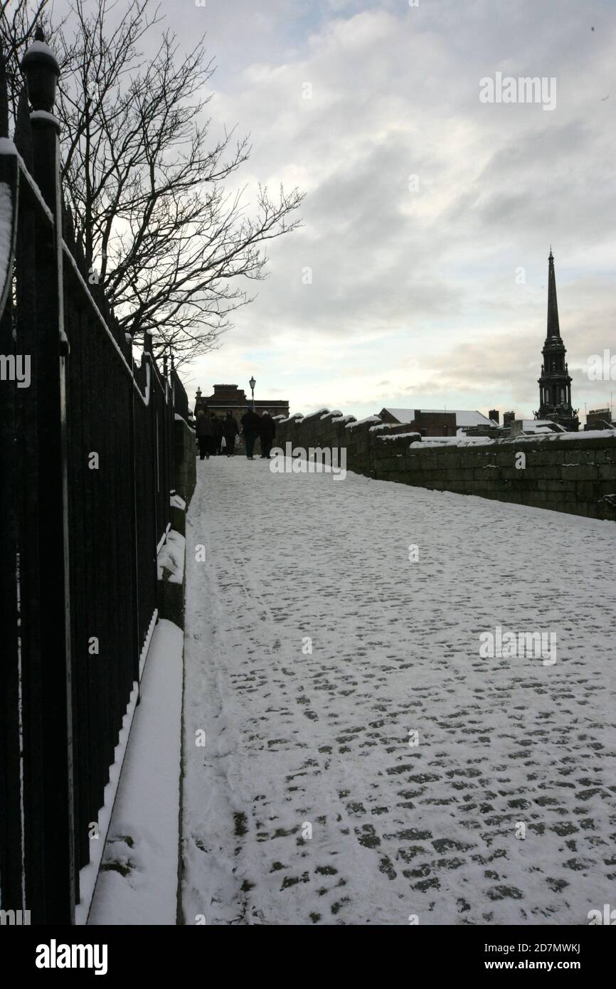 Ayr, Ayrshire, Schottland, Großbritannien. Winter 2010, die Grafschaft Stadt Ayrshire an der Westküste von Schottland genießt in der Regel milden Winter, so ist es ungewöhnlich, Schnee fallen zu sehen und der Fluss Ayr teilweise gefrieren Stockfoto