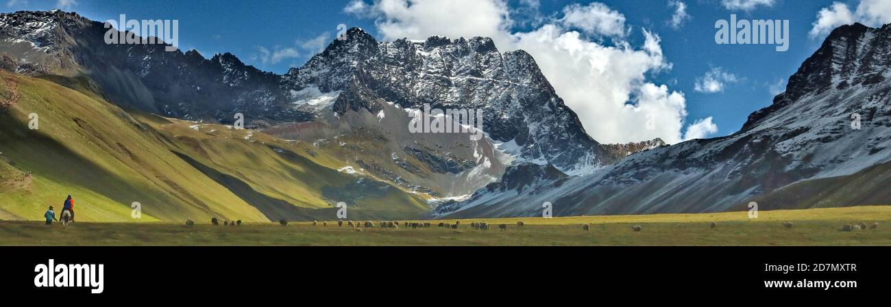 Weg zum Regenbogenberg, Peru. Weg zu den Raibown mountais Stockfoto