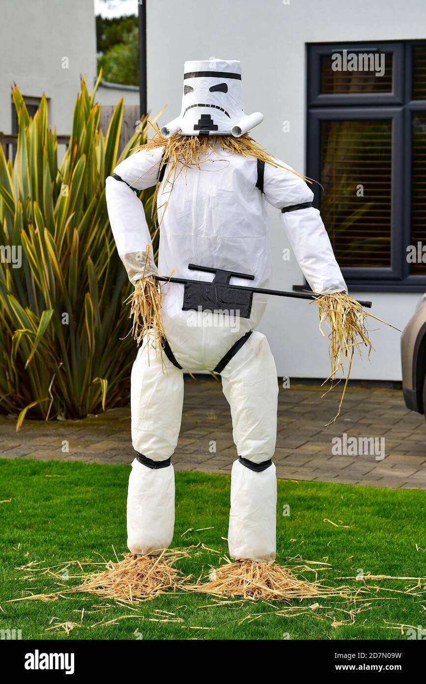 Worthing UK 24. Oktober 2020 - Fast hundert Vogelscheuchen haben rund um das Dorf Ferring in der Nähe von Worthing an diesem Wochenende erschienen, wie ihre Scarecrow Festival findet diese Woche : Credit Simon Dack / Alamy Live News Stockfoto