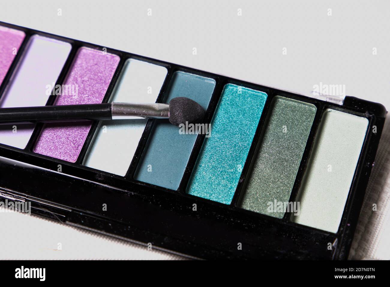 Make-up Palette mit verschiedenen Farben und einem Pinsel zum Auftragen Make-up. Stockfoto