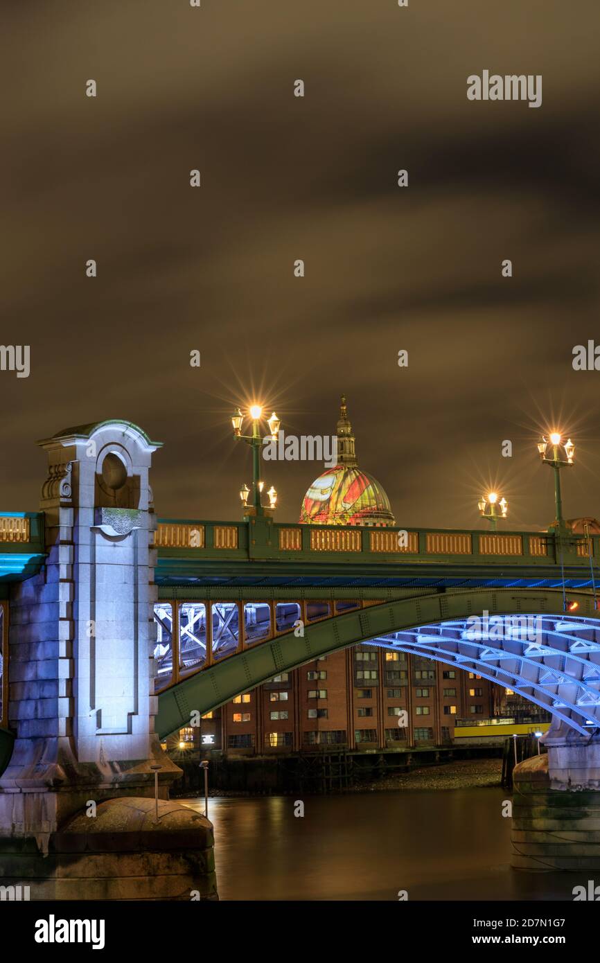 Die Kuppel der St Paul's Cathedral mit beleuchteter Southwark Bridge, von der anderen Seite der Themse, mit Projektion von William Blakes ‘Ancient of Days’, Stockfoto