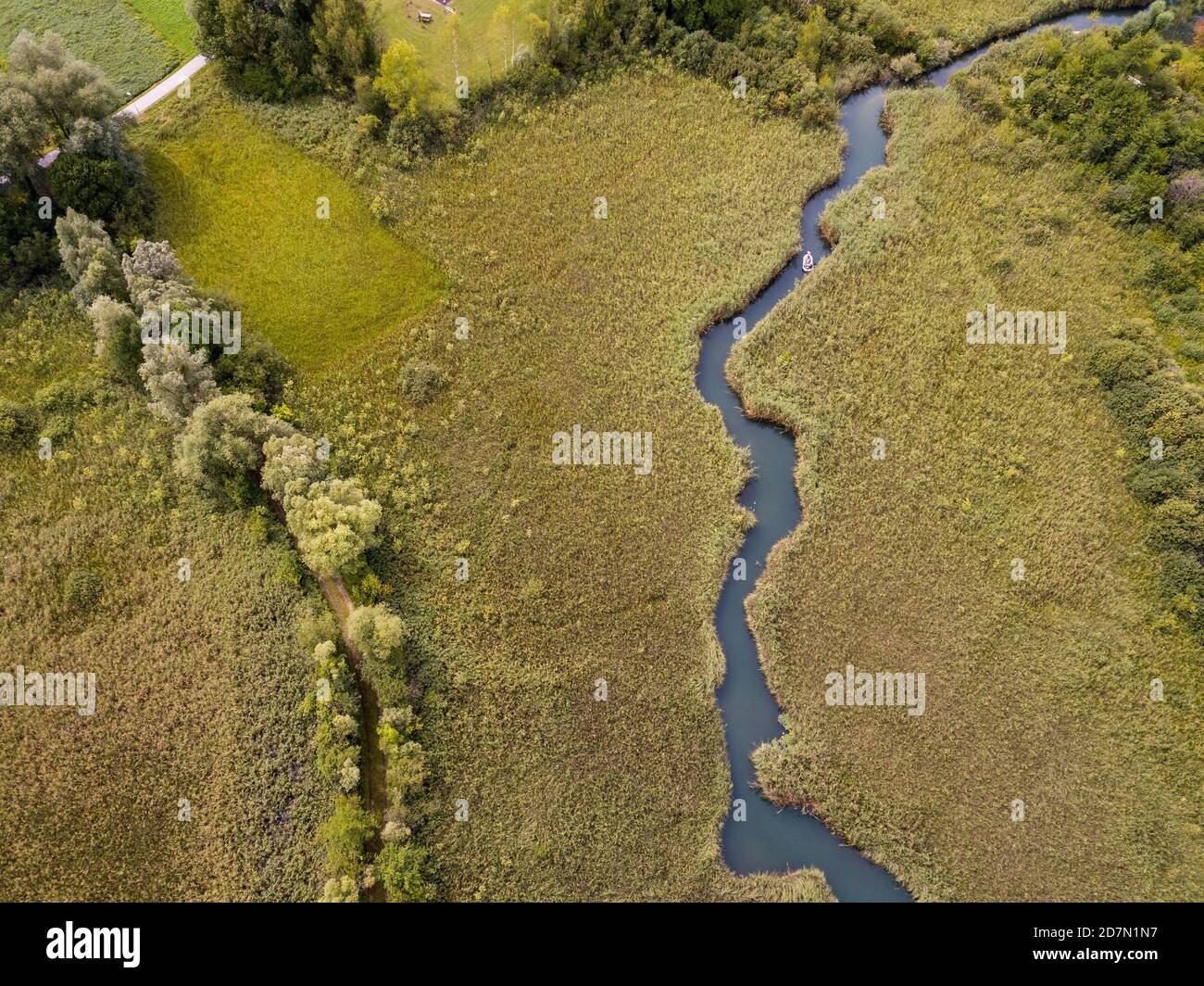 Luftaufnahme über Zufluss durch Schilf zum Faaker See in Kärnten (Kärnten), Österreich Stockfoto