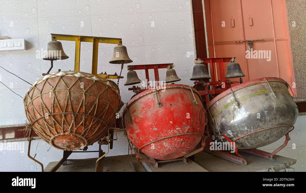 Tabla Trommel Indische klassische Musik Instrument Nahaufnahme. Ethnisches Musikinstrument Tabla im Inneren des Chill-out Stockfoto