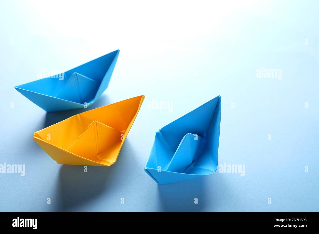 Gruppe von Origami-Boote auf blau. Stockfoto